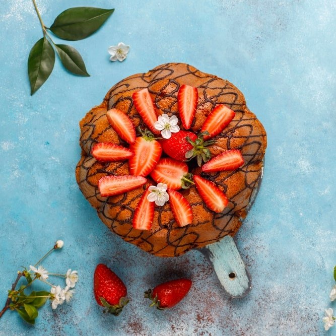 strawberry chocolate cake with fresh strawberries